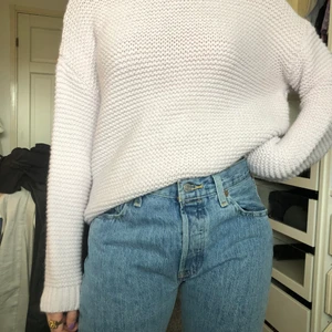 Ljuslila stickad tröja - Ljuslila stickad tröja från bikbok i storlek S. Andra bilden visar mer vilken färg tröjan är. Bra skick och använd ett fåtal gånger, den kommer inte till användning längre. Köparen står för frakten som kan variera i pris beroende på hur stort kuvert som behövs!