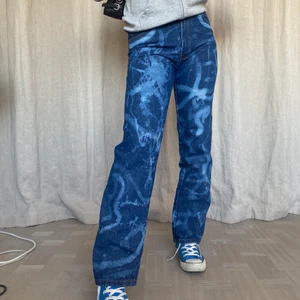 Unika jeans - Cola unika jeans! Jag på bilden är 168cm och bär storlek M. Innerbenslängd: 73cm. Från grenen upp till midjan: 27cm. Från höft till höft: 40cm. Möts på söder annars står köparen för frakt på 66kr❤️ buda!✨ BUD minst 10kr! Bud är bindande