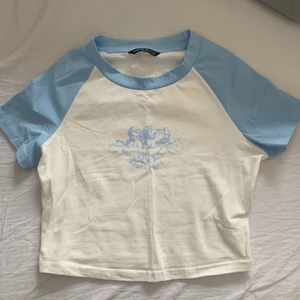 Topp från Shein - Säljer denna fina topp från Shein. Den är oanvänd💗 Skriv om ni vill ha fler bilder 