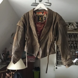 Leather jacka. - 60 tal leader jacka.passar s- m.Finns fler bilder och bud I kommentarna 