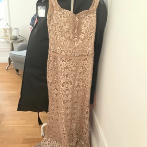 Guldig festklänning - Fullt fungerande festklänning dock lite sönder i kjedjan den går inte upp helt men den funkar jättebra annars den är i bra skick den är som ny. Jag köpte den för 5000 men dock är den sönder så säljer den för 800 pris kan diskuteras.