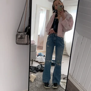 Sjukt snygga jeans - Sjukt snygga jeans säljes då dom är för stora tyvärr! Helt oanvända, storlek 38 men sitter mer som en 36. Köparen står för frakt på 66 kr😊