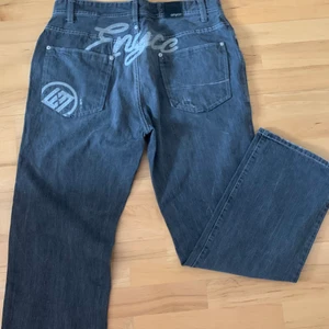 Mörk gråa jeans - Jag säljer dem eftersom de är förstora för mig som är 165 cm. Jättebra skick. Köparen står för frakt.