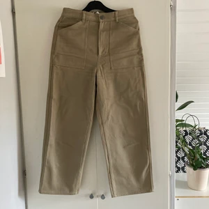 & Other Stories - beiga byxor strl 36 - Culottebyxor från & Other Stories. Sparsamt använda. Köparen står för frakten. 🌞