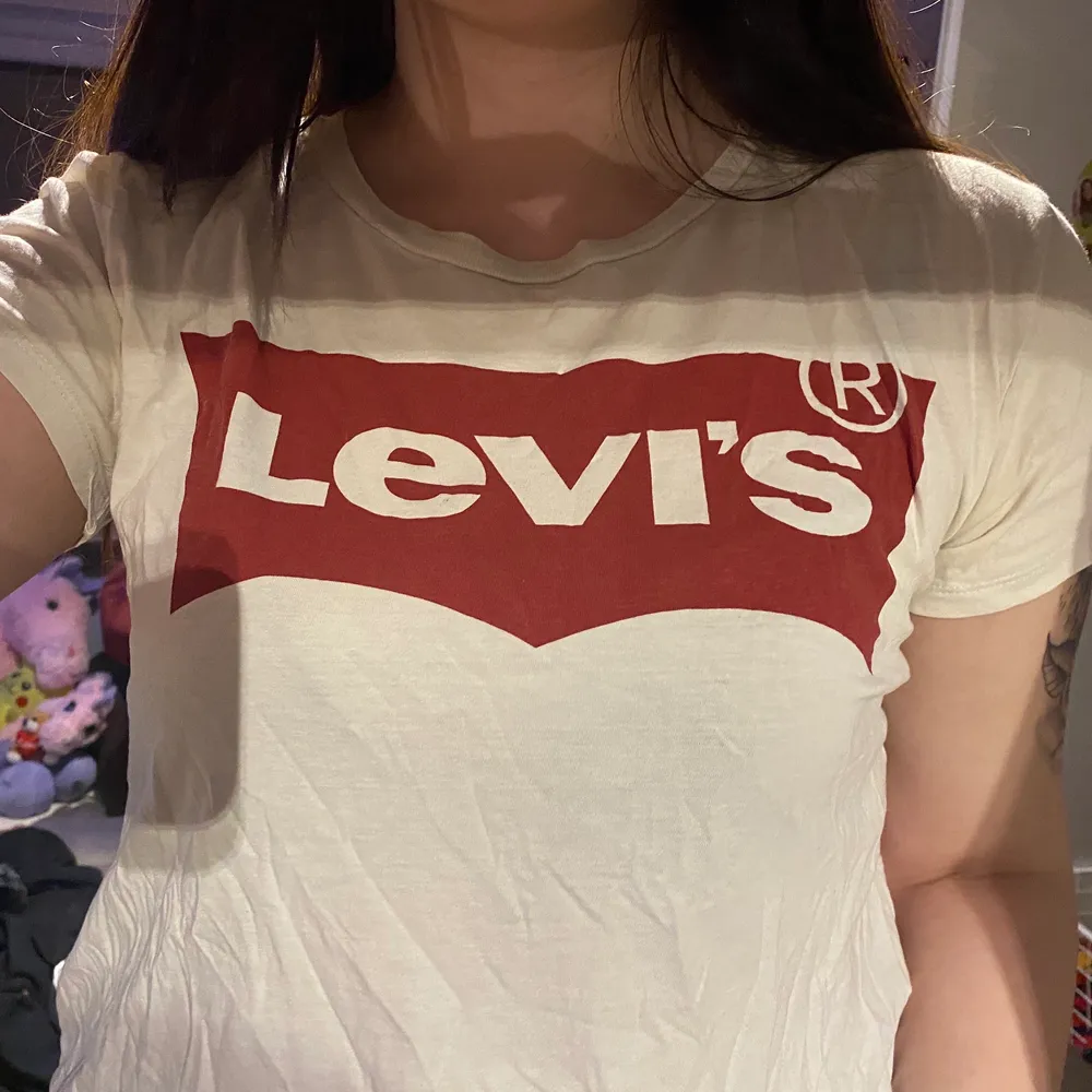 Vit Levi’s t-shirt med rött märke. Sparsamt använd. Nypris: 249kr. Kan samfraktas för en extra peng.. T-shirts.