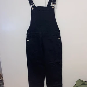 Hängselbyxor från NA-KD - Sjukt snygga svarta hängselbyxor från NA-KD köpa på ASOS. Denimtyg. Aldrig använda, endast testade. Bra kvalité, som nya. Nypris: 734kr. Priset är inklusive frakt. Skriv för bättre bilder!