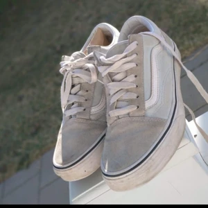 VANS OLD SKOOL - Samtliga par är sparsamt använda, men är däremot smutsiga. Vid ett snabbt köp kan priset diskuteras i större utsträckning, men tar alltid emot förslag (rengör självklart skorna innan frakt.)❤ De ljus blå är I strl 38 medan de två andra är I 38.5💞