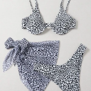 Bikini leopard - Jätte fin bikini som tyvärr är förstor i toppen, skulle säga att den är 85-90 cm runt bröstkorgen. Endast toppen som är provad.