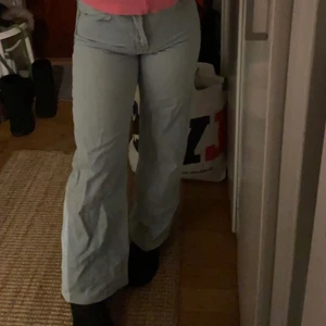 Junkyard jeans i storlek 24 - Nypris 500. De jag säljer för 200. ni betalar frakt eller mötas upp i Stockholm 