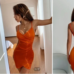 Orange figursydd klänning - Fick hem denna jättesnygga klänning från shein men som var för kort på mig! Är 172 cm lång❤️ annars var passformen jättesnygg men måste tyvärr sälja! Den är i strl M och jag brukar vanligtvis ha storlek S i sånna här klänningar och den passade mig bra så skulle säga att den passar XS-M. Ursprungspris var 169kr och köparen står för frakten😊