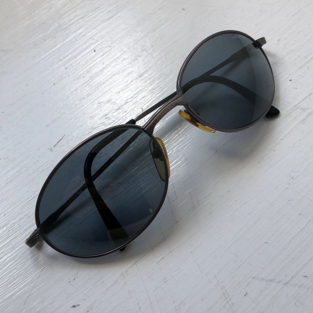 Coola solglasögon med äkta 90s-känsla. Helt ok skick med en del repor, säljes därför billigt. Priset är inkl frakt.. Accessoarer.