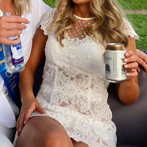 Ida Sjöstedt klänning  - Intressekoll på denna Ida Sjöstedt klänning som inte går att köpa längre vad jag vet. Använd vid ett tillfälle (några timmar på studenten, då jag hade en till). Skicka meddelande om det finns intresse😄💛  nypris:2499kr 