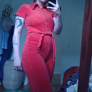 70tals byxdress i velour  - Så cool byxdress i velour i 70tals snitt mjuk och stretchig 