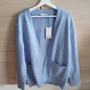 Helt ny oanvänd Na-kd kofta strl S - HELT NY och oanvänd kofta från Nakd i S som är oversized i superfin färg. Nypris 499:- 