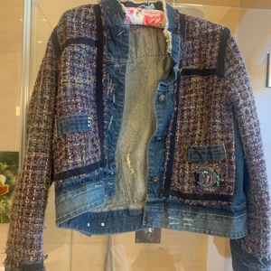 Desigual jeansjacka - Tweed/jeans jacka från Desigual. Knappt använd storlek S