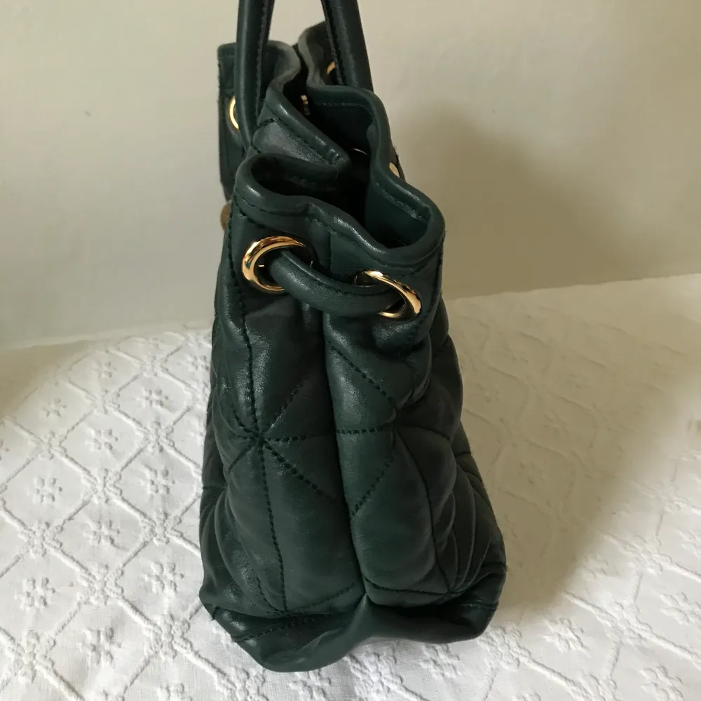 Samargdgrön handväska från Furla. Äkta läder från Italien. Fint skick utan skador eller fläckar. Förmodligen köpt för runt 3000kr, osäker då det var en present. Pris kan diskuteras.. Väskor.