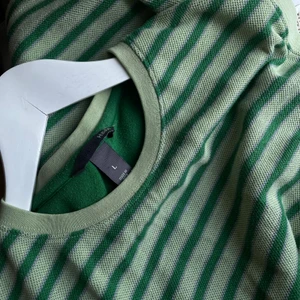 Tröja - En topp/väst/linne, kan vara lite vad du vill. Jätteskön och jäkligt snygg. Strl L men jag har använt den lite oversize vilket varit väldigt fint! 85kr+frakt🍒🌞