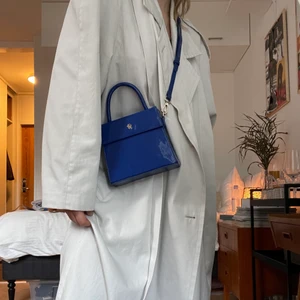 Väska Carin Wester - Intressekoll på en blå väska från Carin Wester. Fint skick. Nypris 399 så tänker mig runt 250🌞