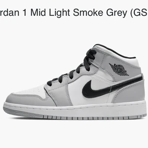 Jordan 1 st 39 - Köpta för 3000, de har kommit, men är tyvärr för små. Skriv privat för fler bilder som bevis på att dom faktiskt säljs och att jag har dom. Storlek 39 och det är mids. Jätte fina💕