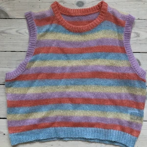 Stickad väst - SÅÅÅ FIN stickad väst/linne. Aldrig använd av mig så i nyskick. Passar en XS/S och sitter tight och lite kortare 🥰💗