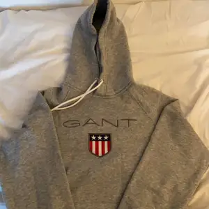 Säljer en grå GANT hoodie som aldrig är använd. Köpt för 1000 kr så säljer den för 449 kr vilket är en bra deal. Är otroligt mjuk och bra kvalitet!!