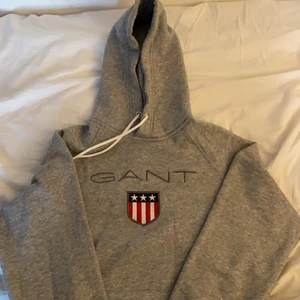 Grå GANT hoodie  - Säljer en grå GANT hoodie som aldrig är använd. Köpt för 1000 kr så säljer den för 449 kr vilket är en bra deal. Är otroligt mjuk och bra kvalitet!!