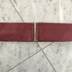 Rosa bälte - Sött smutsrosa bälte som är väldigt stretshig. Skitsnygg att ha till klänningar