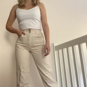 Beiga jeans - Beige-vita jeans från pull&bear. Har en fläck som inte går bort i tvätten, skriv om du vill se bild på den. Annars jättefina jeans passande till sommaren!!