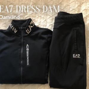 EA7 Dress Dam - Ea7 (Armani) ÄKTA dress dam i storlek M i både koftan och byxorna. Byxorna är helt oanvända men koftan är använd 2 gånger men är i bra skick som helt ny. Ord pris 1800kr och säljer för 1500kr med frakt 🥰 Dressen säljs inte längre i denna färg (svart&vit)  Byxorna sitter mot kroppen jätte fint och koftan är figur sydd 😍 och jätte skön material!