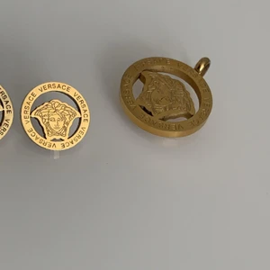 Versace - Versace i guld som jag fick i studentpresent därav vet jag inte om det är fake/äkta. Det är 2 örhängen samt en medalj som man kan sätta i en kedja & ha som halsband. Bara att skriva ifall fler bilder önskas🌟 knappt använda & är i bra skick🌸 örhänge för 200kr & medaljen för 200 (OBS medaljen är såld)