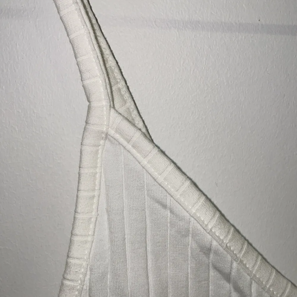 Säljer detta super söta vita linne från H&M då det var lite för stort för mig🌸 Linnet är aldrig använt. . Toppar.