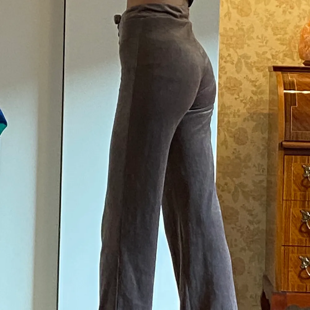 Bruna mjukisbyxor från Lindex i storlek xs. De är jöttelena och mysiga, älskar dem verkligen, men tyvärr tycker jag att de är lite korta i benen på mig (175 cm) De är i jättebra skick man skulle nästan kunna tro att de var helt nya!. Jeans & Byxor.
