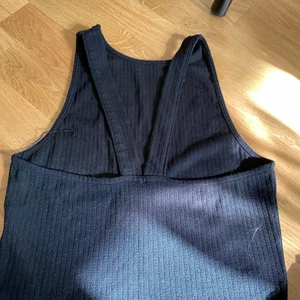 Linne - Kort linne med hög hals och snygg detalj på baksidan