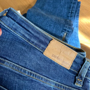 Jeans - Jeans med dragkedja nedtill.