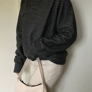 Randig Sweatshirt  - Säljer denna sweatshirt från Jack and Jones, hittar ingen storlek men den sitter som en oversize M/ L🌸 materialet är typ ribbat. Den är använd men i mycket bra skick!! Skriv privat för fler bilder:)              Köparen står för frakten (priset går att diskutera)☺️