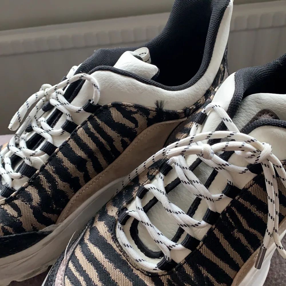 H&M sneakers med snygga detaljer, använda bara några få gånger! . Skor.