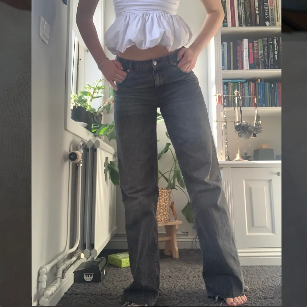 Midrise zara jeans (helt slutsålda å nya)💓💓💓långa på mig som är 173 cm men mening att man kan klippa efter egen längd😁😁kan skicka men köparen står för frakt:) HÖGSTA BUD 480 KÖP DIRKET 550. Jeans & Byxor.