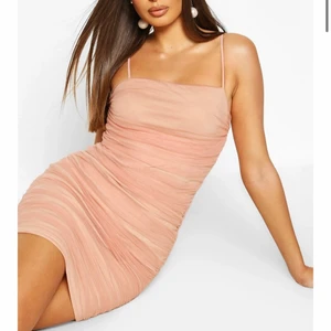 Söt klänning från bohoo  - Helt ny oanvänd då den är för liten för mig. Storlek S