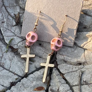 kors örhängen - Fina kors med små dödskallar på 