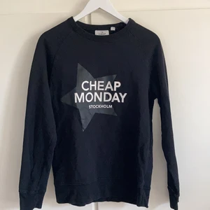 Cheap Monday Svart tröja - Unisex, strl S men en stor S. Vi delar på frakt!