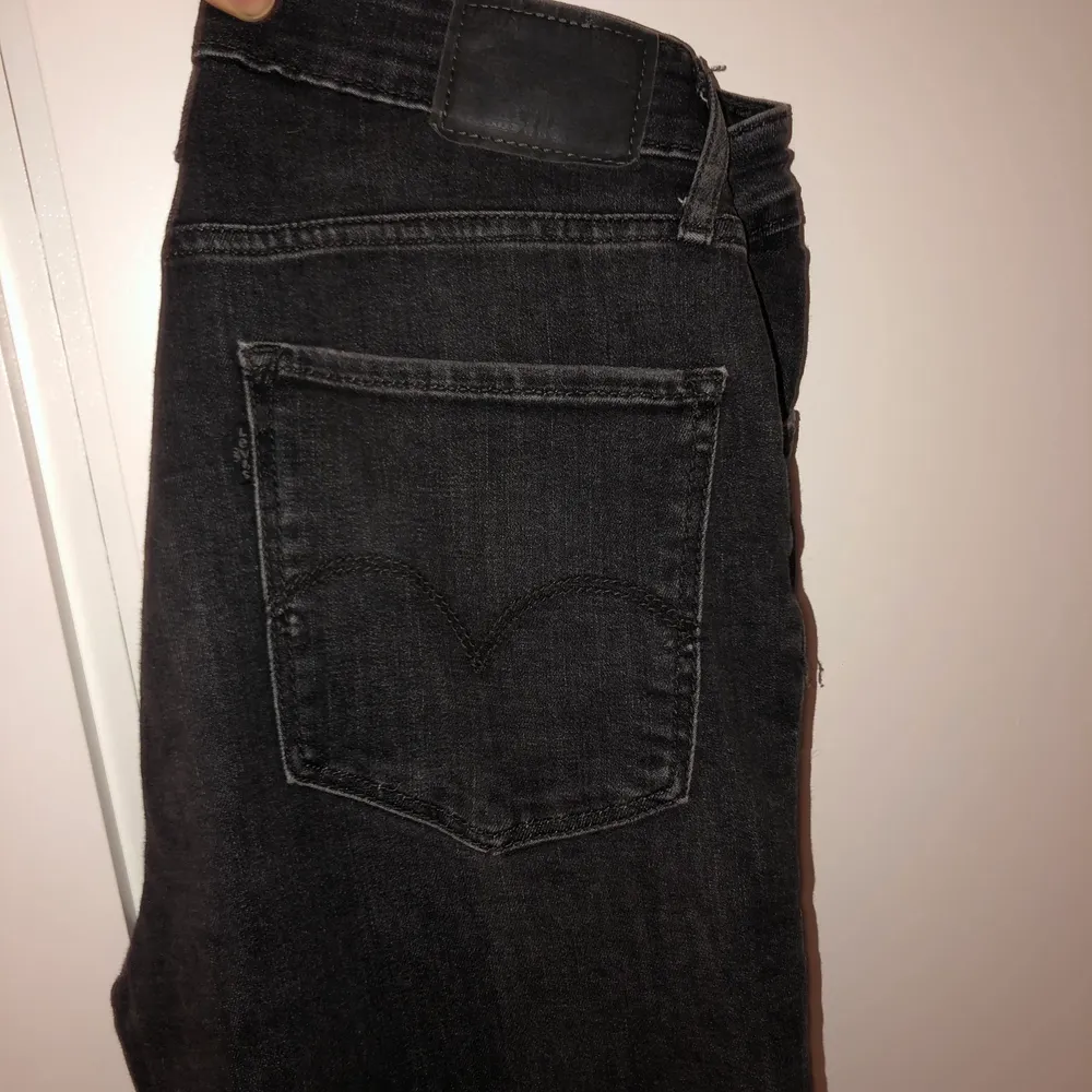 jeans i nyskick. Passar storlek 38 (w29) och är högmidjade. 400kr inkl frakt.😊💕. Jeans & Byxor.