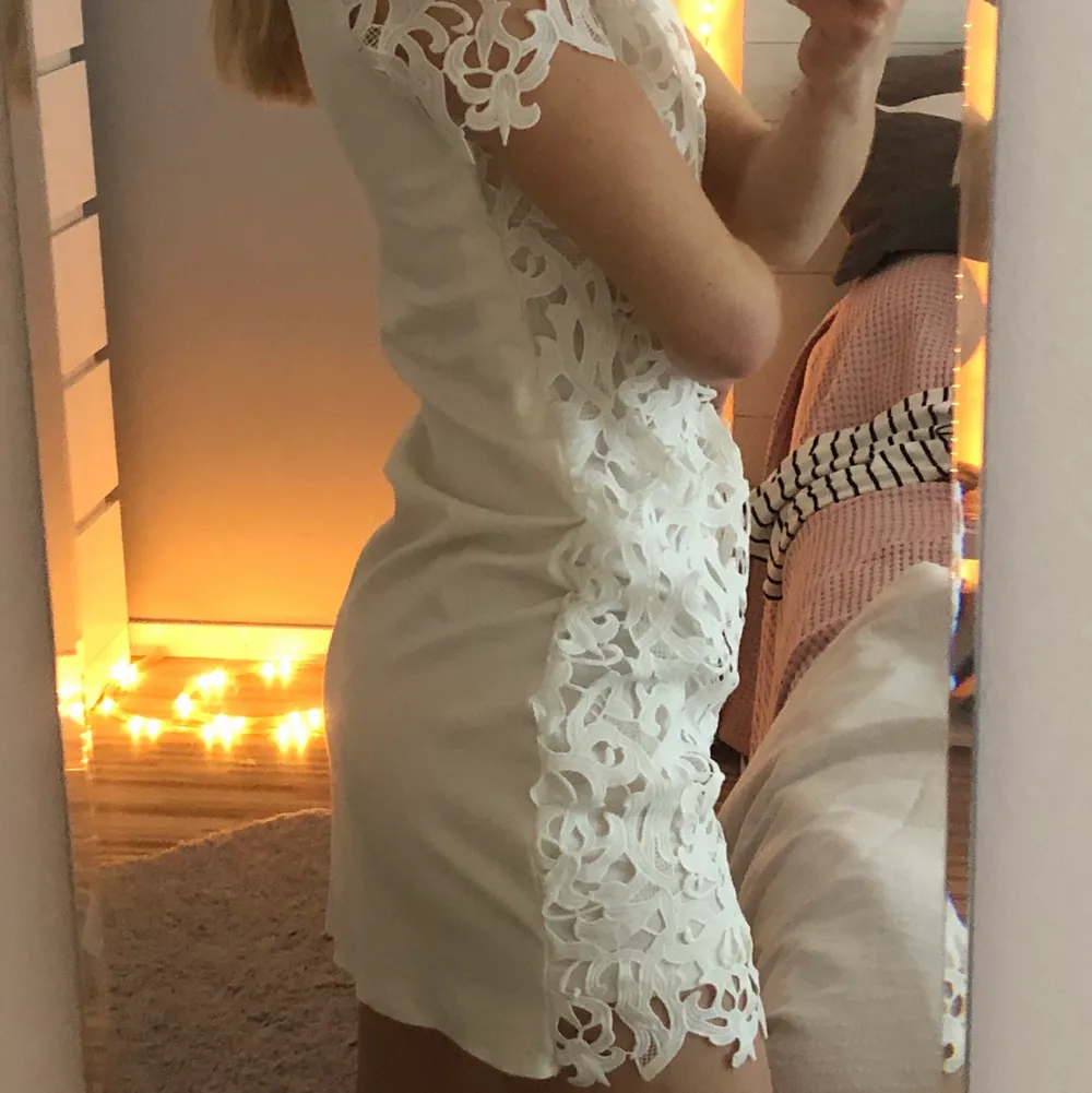 Denna fina exklusiva vita klänning från Zara är i mycket gott skick💫 Lite lösare fit i en storlek S! Finns ej längre i lager, passar perfekt till avslutningar och studentfester😍. Klänningar.