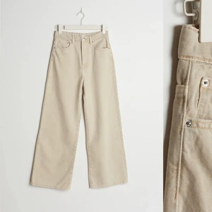 Jeans  - Säljer dessa ursnygga jeans från Gina! Använda 2 gånger. Sitter tyvärr för tajt på mig. De ä st 32. Väldigt stretchiga. Hör av er vid frågor ele eget pris