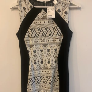 Oanvänd klänning - Helt ny klänning från Hm med prislappen kvar.
