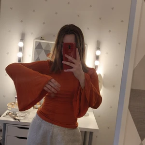 Tröja med utsvängda ärmar - Tröja med utsvängda ärmar i en fin orange. Köpare står för frakt 💕