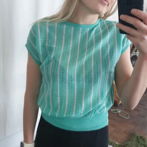 Stickad topp - Retro stickad topp. Sitter så snyggt på, bred najs mudd nedtill. Omärkt men ungefär en s-m lite beroende på hur man vill ha den