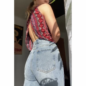 Topp med öppen rygg - Mönstrad topp från HM med öppen rygg. Toppen är lätt croppad och är omlottsydd baktill vid öppningen. Stl. S