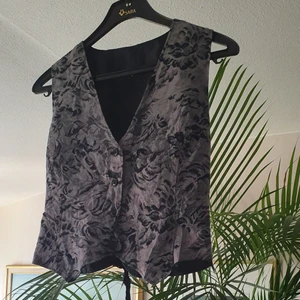 Unisex kostum väst  - I mycket bra skick och passar till båda kön. Finns flebilder och matcherar till allt eftersom man kan nytar backan passar s^m