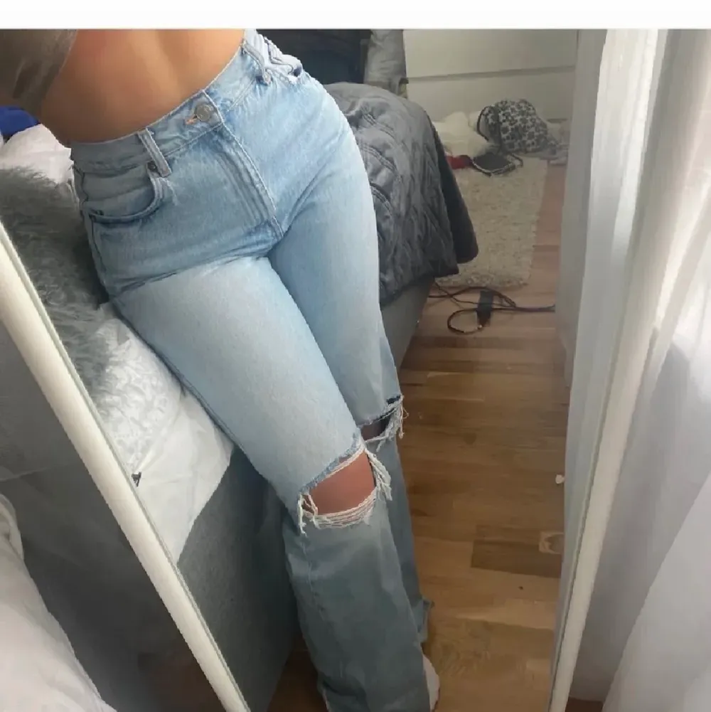 Säljer dessa perfekta vida jeans från Zara då de tyvärr blivit lite för stora för mig (Lånade bilder så kan skicka fler vid intresse) 🥰. Jeans & Byxor.