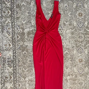 Balklänning röd  - Röd balklänning med slits. Använd en gång. Perfekt skick. 